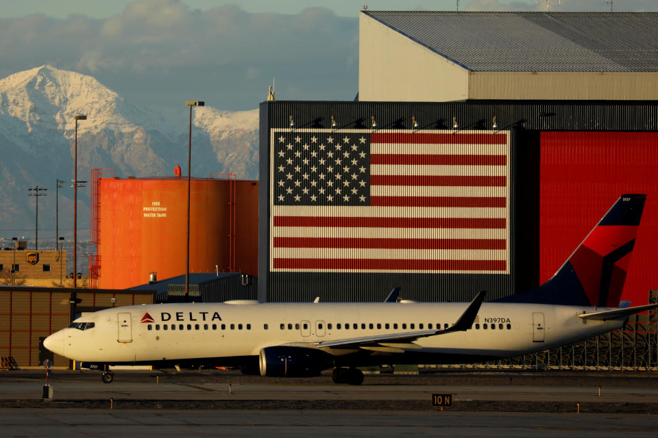 Eine Passagierin konnte offensichtlich ohne Pass und Ticket an Bord eines Delta Air Lines Flugzeuges gelangen. (Bild: REUTERS/Mike Blake)