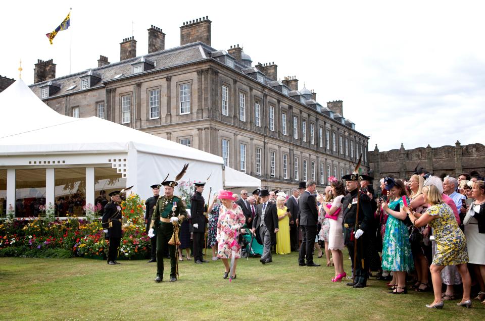 Britain's Queen Elizabeth II hosts the annual garden party at the Palace of Holyroodhouse in Edinburgh on July 4, 2018. (Photo by Jane Barlow / POOL / AFP)        (Photo credit should read JANE BARLOW/AFP via Getty Images)