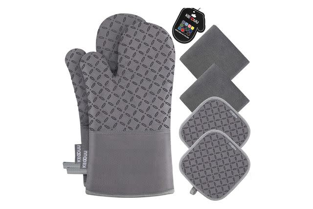 These 'Amazingly Insulated' Oven Mitts Grip 'Better Than a Lobster,' and  Right Now They're Just $18