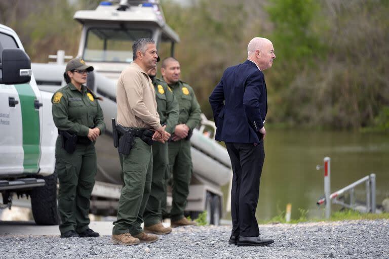 El secretario de Seguridad Interna, Alejandro Mayorkas, mira hacia la frontera sur en Brownsville, Texas, junto al Río Bravo (AP/Evan Vucci)