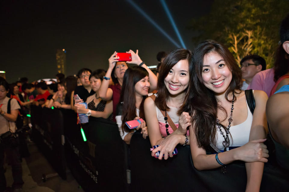 Psy performs in a free showcase at Marina Bay Sands. (Yahoo! photo)