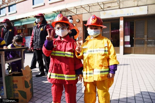 南投縣府消防局一一九防火宣導，幼兒園的小朋友們到場參與體驗。（記者蔡榮宗攝）