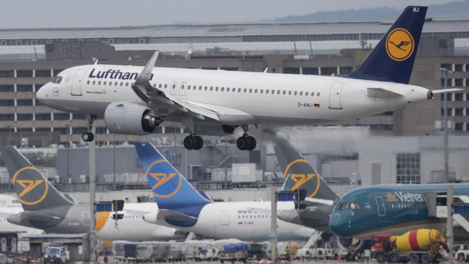 Eine Passagiermaschine der Lufthansa landet auf dem Flughafen in Frankfurt.