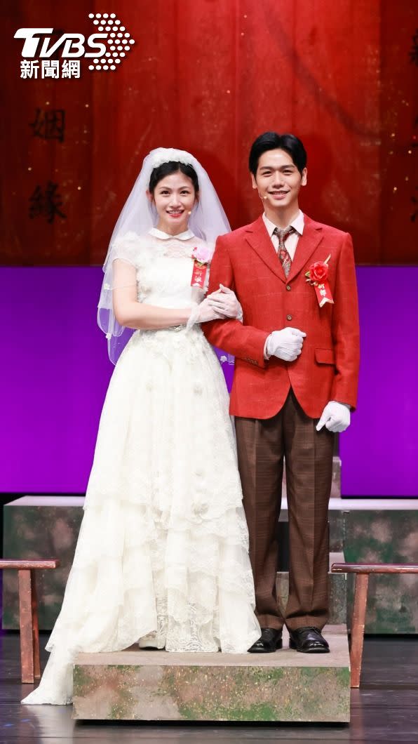 蔡旻佑（右）、李千娜擔綱演出《淡水小鎮》的男女主角。（圖／趙世平攝）