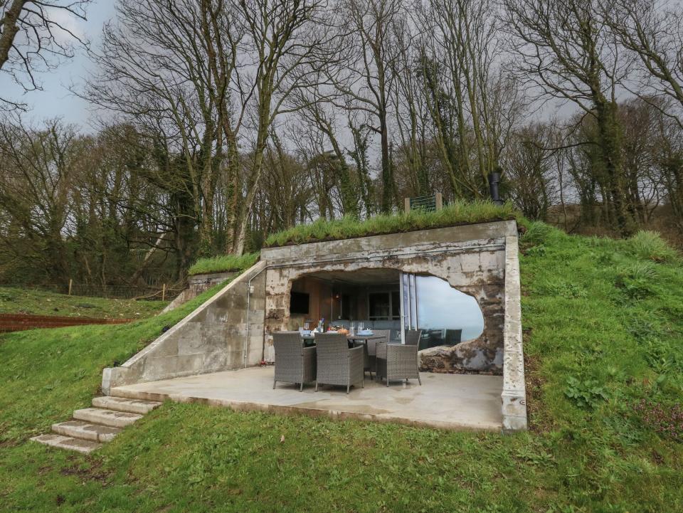 Transmitter bunker with seats