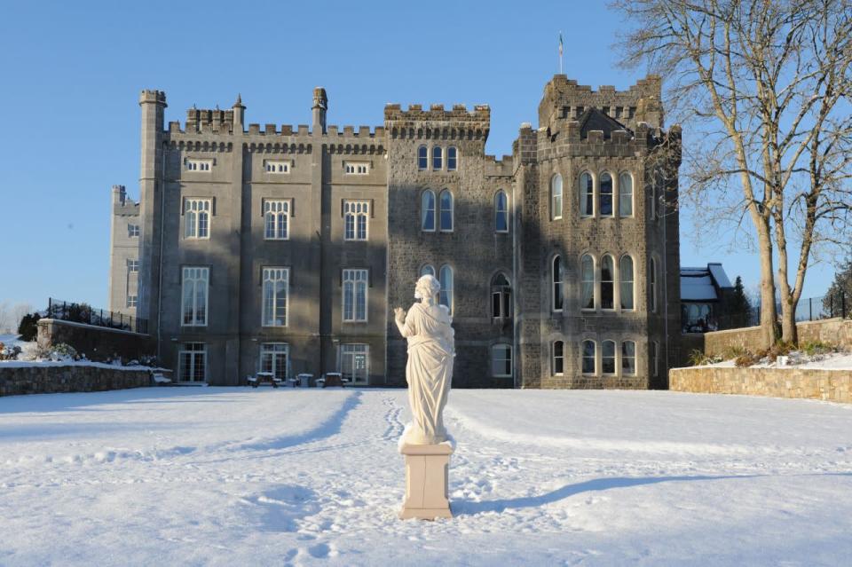 <p>Qui n'a pas envie de passer Noël dans un vrai château ? Ce lieu de conte de fées propose également des repas gastronomiques festifs, une magnifique campagne et un spa. [Photo : Kilronan Castle]</p>