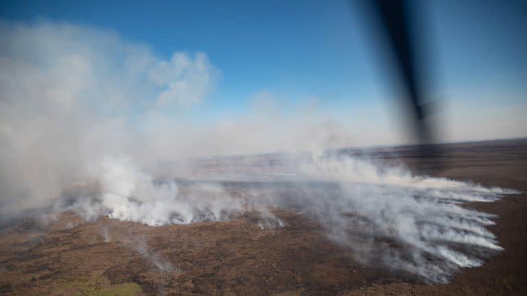 Brigadistas de distintas provincias trabajan para combatir los incendios en la zona.