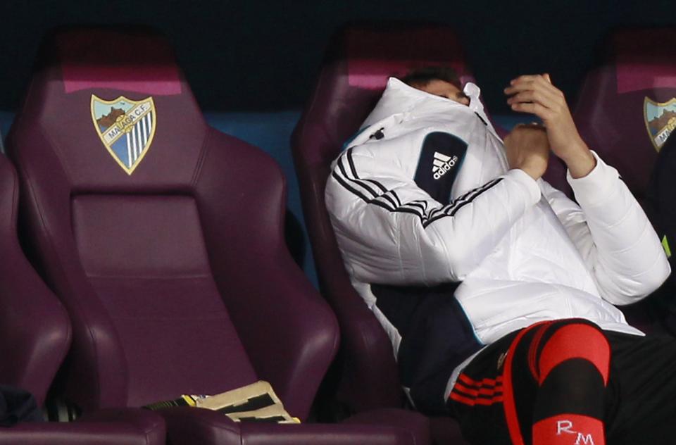 Iker Casillas sentado en la banca. (REUTERS/Marcelo del Pozo)