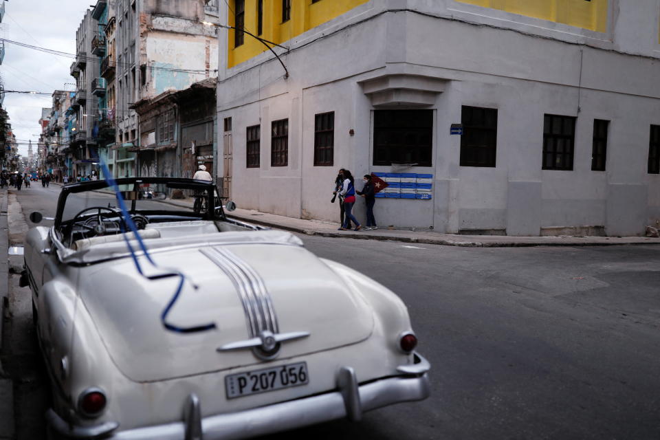 <p>La población cubana no tuvo más remedio que adaptarse a las circunstancias y aprendieron a reparar y mantener aquellos autos estadounidenses sin ni siquiera tener recambios ni piezas oficiales de las marcas. (Foto: Amanda Perobelli / Reuters).</p> 