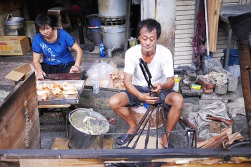 【金門離島食記】金門柴燒火烤古早味蛋捲 閩南式燒餅創始店 莒光路 邱良功母節孝坊│金城鎮：傳統古法六十年傳承市場老味道～平價古早味鐵板手工蛋捲薄脆生香～還有地道香酥燒餅也不要錯過！