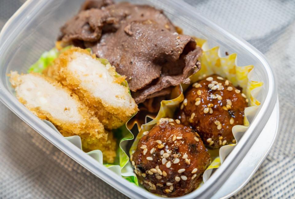 日本網友自爆高中時沒錢吃飯，同學為了幫忙他，特地準備超大便當分他一起吃。（示意圖，photoAC）