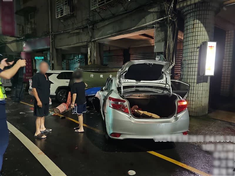 車輛行經中正區中正路時疑似車輛打滑，撞護欄後再衝撞到對向的騎樓。（圖／翻攝畫面）