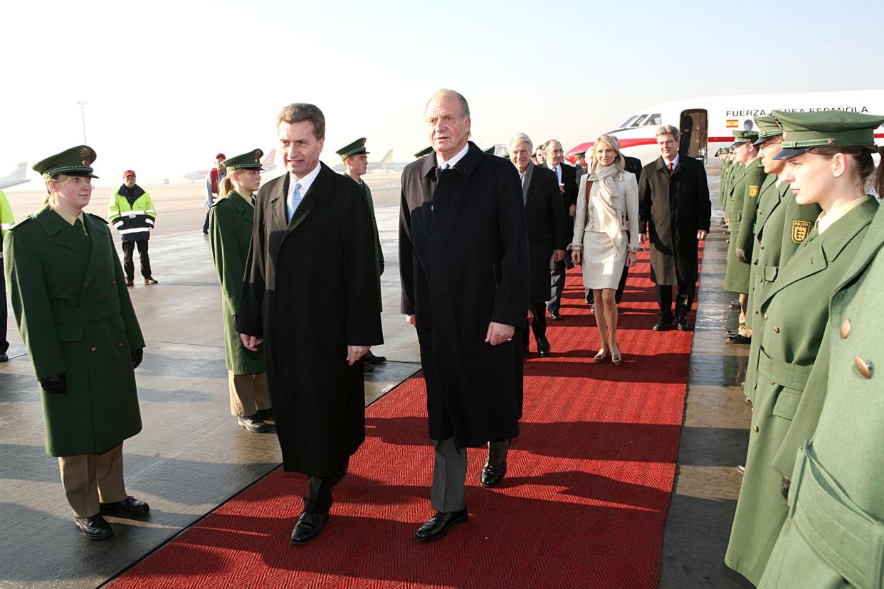 König Juan Carlos I. von Spanien (re.), Günther H. Oettinger (Ministerpräsident von Baden-Württemberg), dahinter: Corinna zu Sayn-Wittgenstein, Besuch vom spanischen König, Stuttgart, Deutschland, 02.02.2006, (Photo by Peter Bischoff/Getty Images)