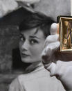 Audrey Hepburn erlangte ihren Status erst nach ihrem Tod — das erste Mal, dass jemand posthum die EGOT-Liste vervollständigte. 1994 trat die Schauspielerin dem illustren Kreis mit einem Grammy bei, den sie für ein Album mit Kindergeschichten erhielt.