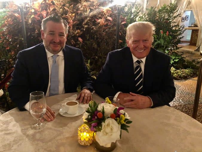 El senador Ted Cruz y el ex presidente Donald Trump cenan en Mar-a-Lago (Twitter)