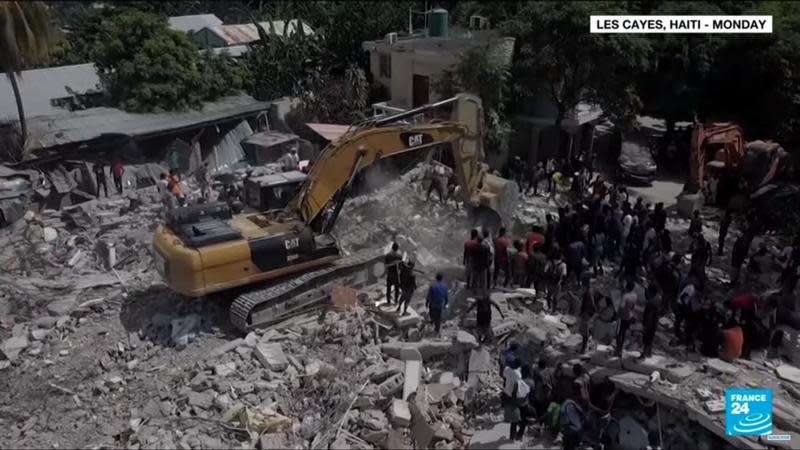 海地14日發生規模7.2強震，大量房屋倒塌，目前已有1,941人死亡。（翻攝自FRANCE 24 English YouTube）