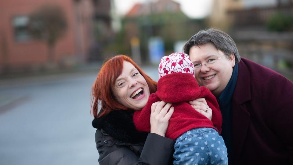 Gesa Teichert-Akkermann (l) und Verena Akkermann mit ihrer Tochter Paula (11 Monate alt). Familie Akkermann will über Familiengerichte eine Gleichstellung mit heterosexuellen Paaren bei der Elternschaft erreichen.