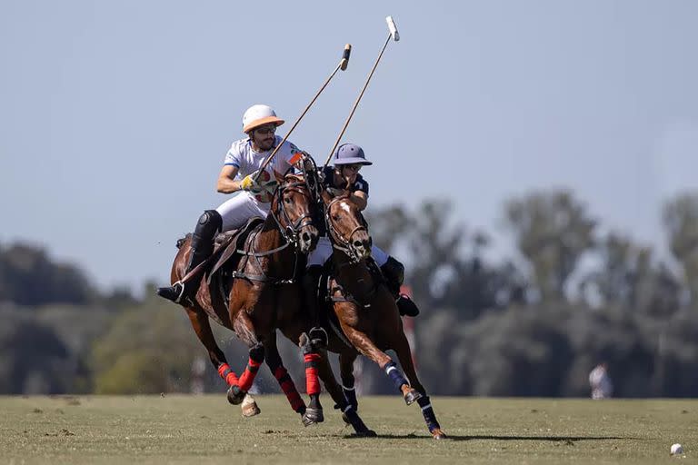 Puja cuerpo a cuerpo en el predio Alfredo Lalor en La Quebrada vs. La Chavita, semifinal del certamen de polo más federal del país, el único que admite conjuntos sin límites de valorización.