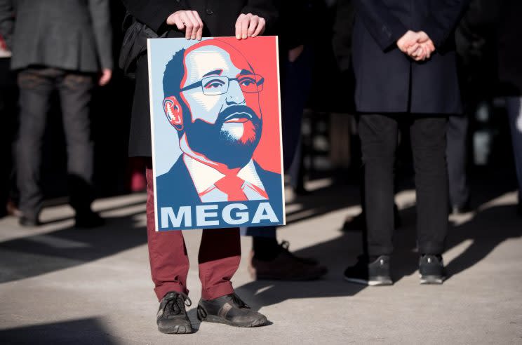 SPD-Anhänger mit “Mega-Schulz”-Plakat (Bild: dpa)