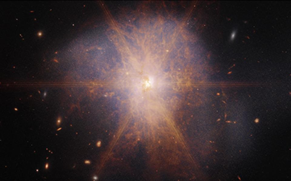 Το διαστημικό τηλεσκόπιο James Webb της NASA κατέγραψε αυτή την εικόνα των συγχωνευόμενων γαλαξιών, που ονομάζεται Arp 220.  Το αντικείμενο βρίσκεται περίπου 250 εκατομμύρια έτη φωτός από τη Γη.
