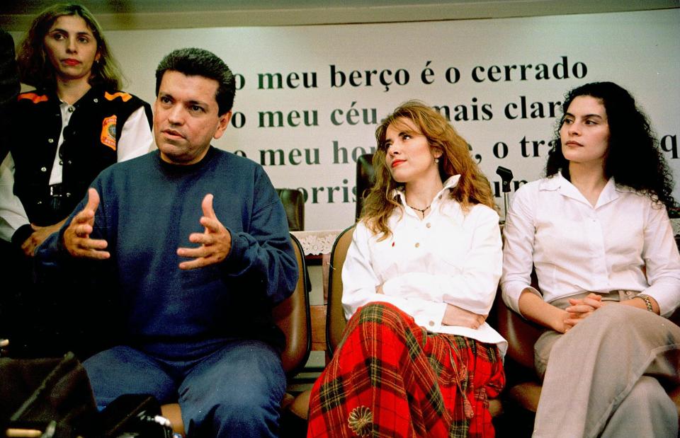 De derecha a izquierda, Gloria Trevi, María Raquenel Portillo y Sergio Andrade en una rueda de prensa en Brasil en 2000. (EVARISTO SA/AFP via Getty Images)