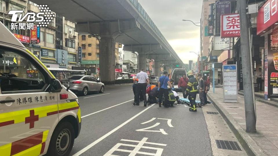 女子墜樓摔在公車站前，警消到場搶救。（圖／TVBS）