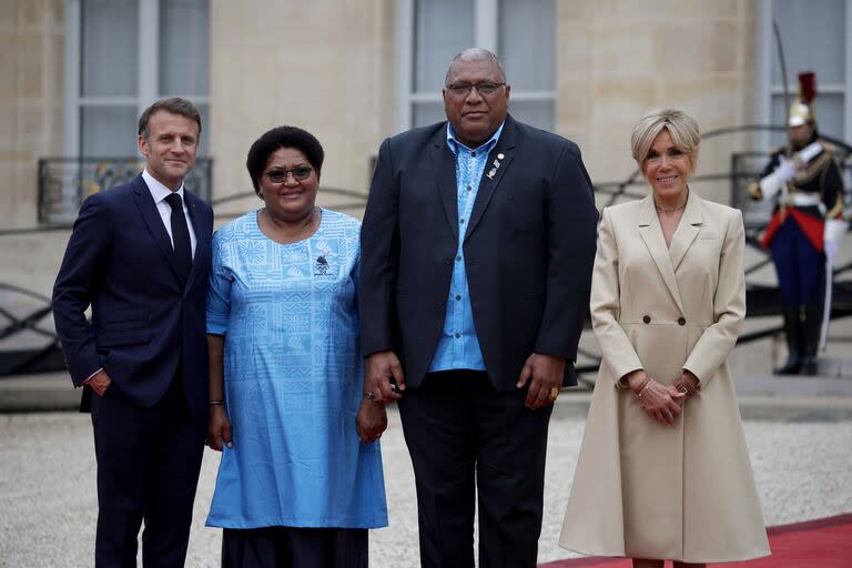 Emmanuel y Brigitte Macron con el presidente de Fiji Ratu Wiliame Maivalili Katonivere y su esposa Vilomena Kumete Katonivere 