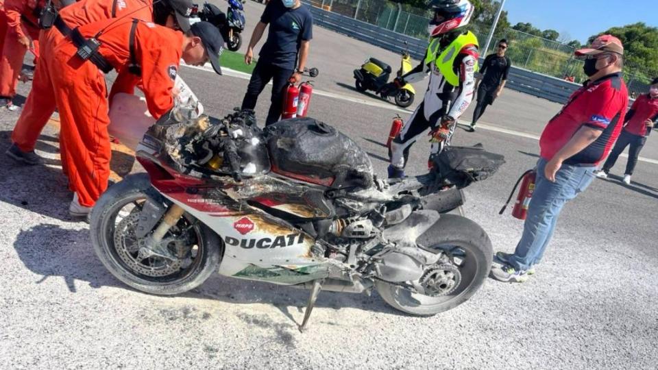 燒毀的杜卡迪疑似是Ducati 1299 Panigale R Final Edition。（圖／翻攝自網路）