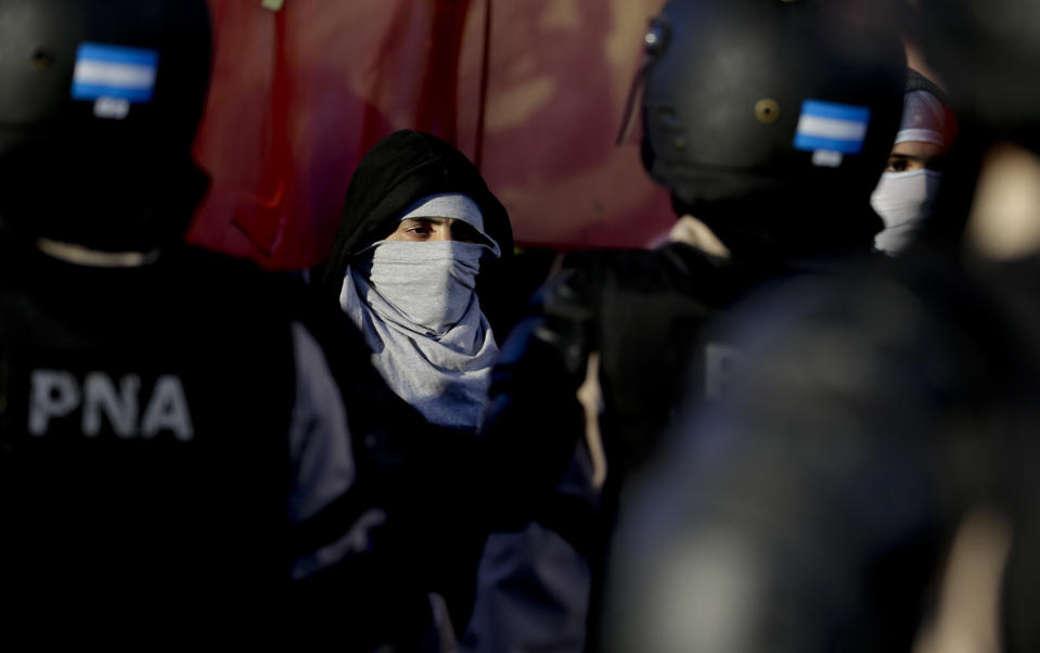 La policía monta guardia frente a manifestantes que bloquean una calle durante una huelga general en las afueras de Buenos Aires, Argentina, el jueves 6 de abril de 2017. (AP Foto/Natacha Pisarenko)