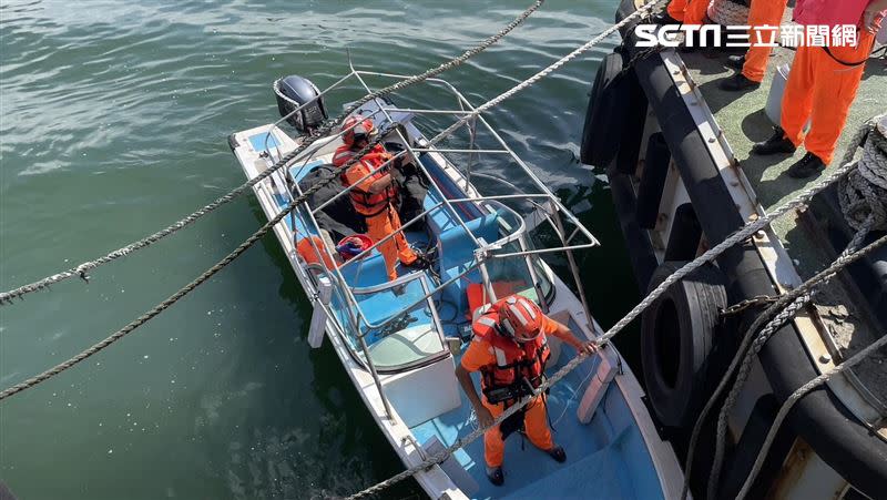 中國籍男子從福州駕駛小船直闖淡水漁人碼頭。（圖／翻攝畫面）