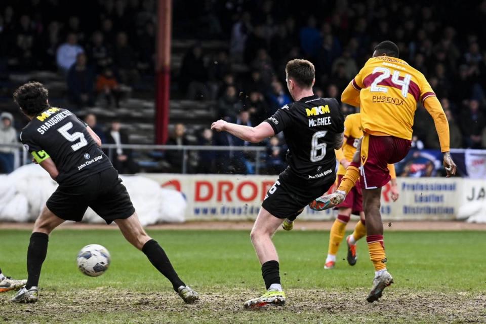 Moses Ebiye caps off a remarkable Motherwell comeback on the rutted Dens Park pitch. <i>(Image: SNS)</i>