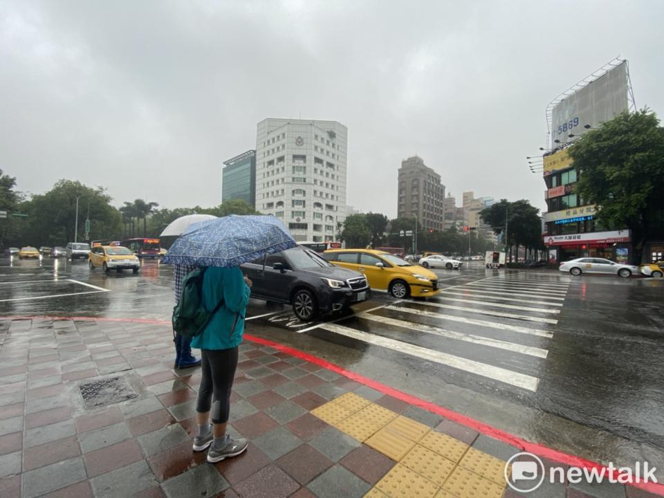 今天迎風面東半部地區有短暫雨，桃園以北也有局部短暫雨，其中基隆北海岸及東北部有局部大雨發生機率。   圖：新頭殼資料照