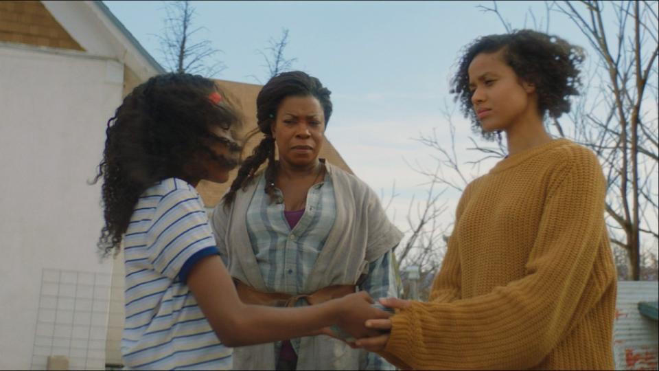 Gugu Mbatha-raw, Lorraine Toussaint, and Saniyya Sydney in Fast Color