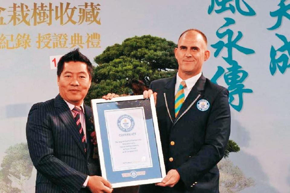 富商陳萬添（左）曾任全國警友總會副理事長，也一度被外界視為是藍營金主，政商關係良好。（翻攝微博新華網）