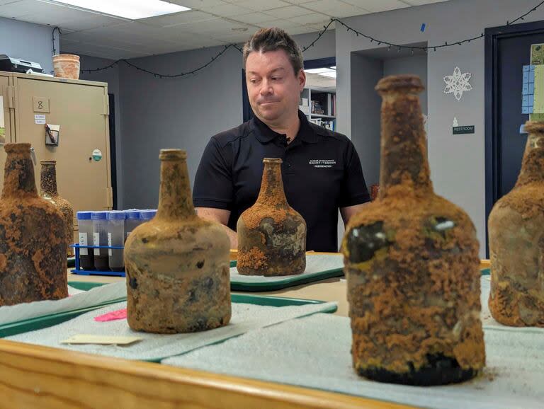 El arqueólogo Jason Boroughs habla el lunes 17 de junio de 2024 sobre artefactos hallados bajo la residencia de George Washington en Mount Vernon, Virginia. (AP Foto/Nathan Ellgren)