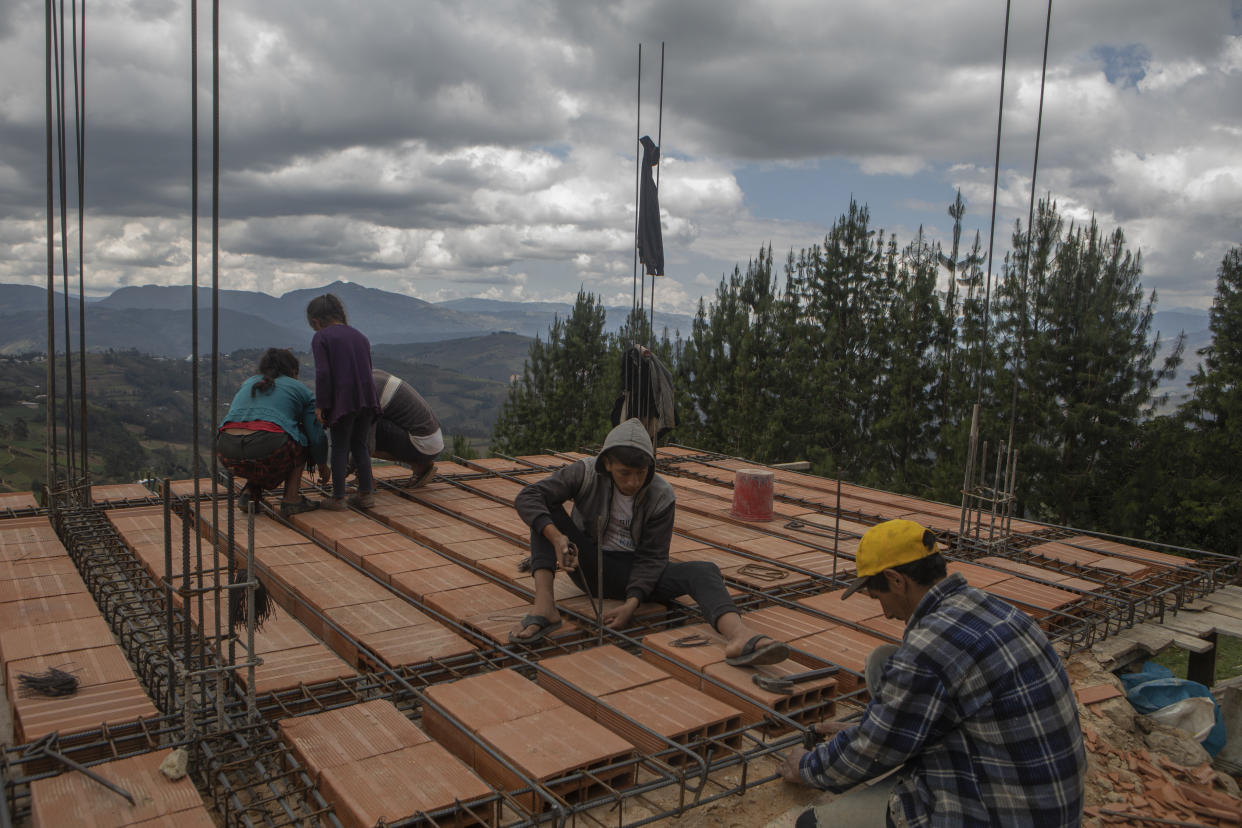 Comerciantes de ganado en el mercado de un pueblo ubicado en la ruta hacia la ciudad natal del presidente peruano, Pedro Castillo, en la región de Cajamarca. (Marco Garro/The New York Times)