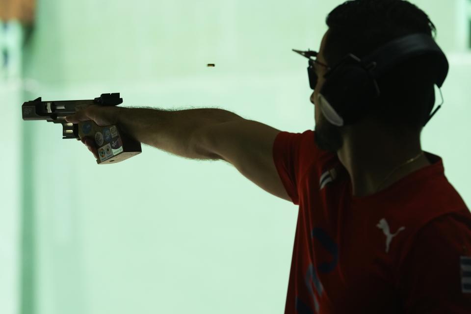 El cubano Jorge Álvarez compite en el tiro con pistola rápida a 25 metros, en los Jugos Centroamericanos y del Caribe en San Salvador, el lunes 3 de julio de 2023 (AP Foto/Arnulfo Franco)