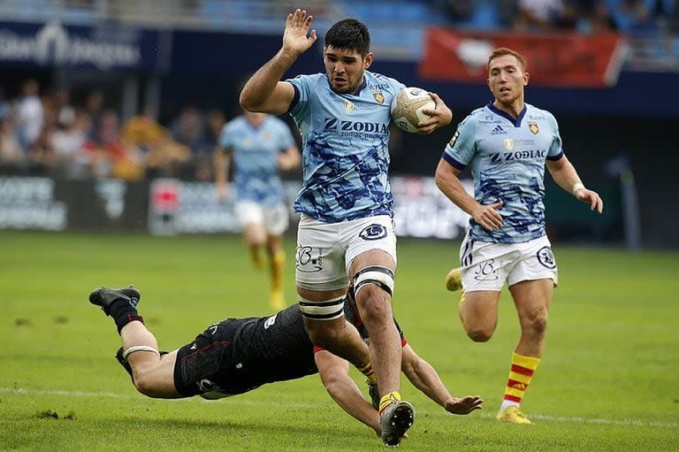 Joaquín Oviedo zafa de un tackle en la goleada de Perpignan sobre Lyon