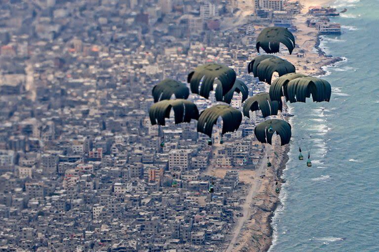 Uno de los lanzamientos de ayuda humanitaria lanzados desde el aire en las últimas horas en Gaza