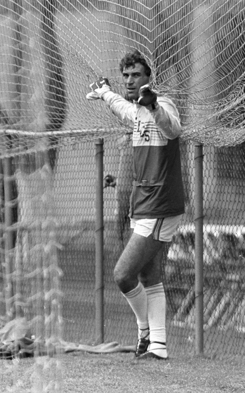 El portero argentino Nery Pumpido descansa contra la red durante una sesión de práctica el 27 de junio de 1986 en el Club de América en la Ciudad de México, previo a jugar la final del Mundial México 86. América prestó sus instalaciones en Coapa para que la selección argentina pudiera entrenar.  | REUTERS/Gary Hershorn.