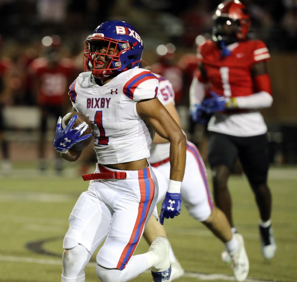 Bixby's Kordell Gouldsby scores a touchdown against Westmoore Friday night in Moore.