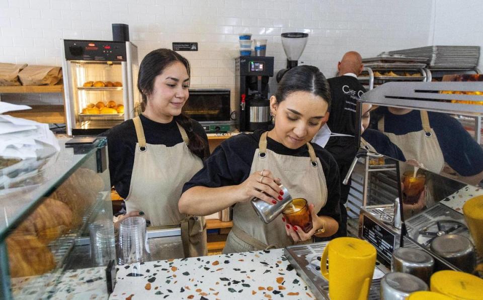 Las baristas Gabriela (izq.) y Andrea, preparan un café en el recién inaugurado segundo local de Caracas Bakery, propiedad de Jesús Brazón y sus padres, ubicado en 7283 Biscayne Blvd, en Miami, el miércoles 6 de marzo de 2024.