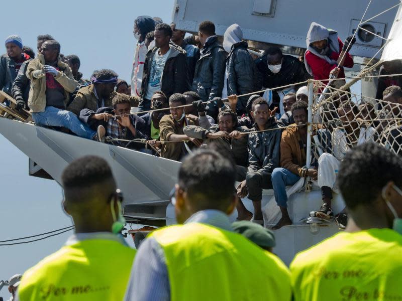 Wie es weitergeht, wissen sie noch nicht, aber vorläufig sind sie in Sicherheit: Flüchtlinge im Hafen von Salerno. Foto: Ciro Fusco