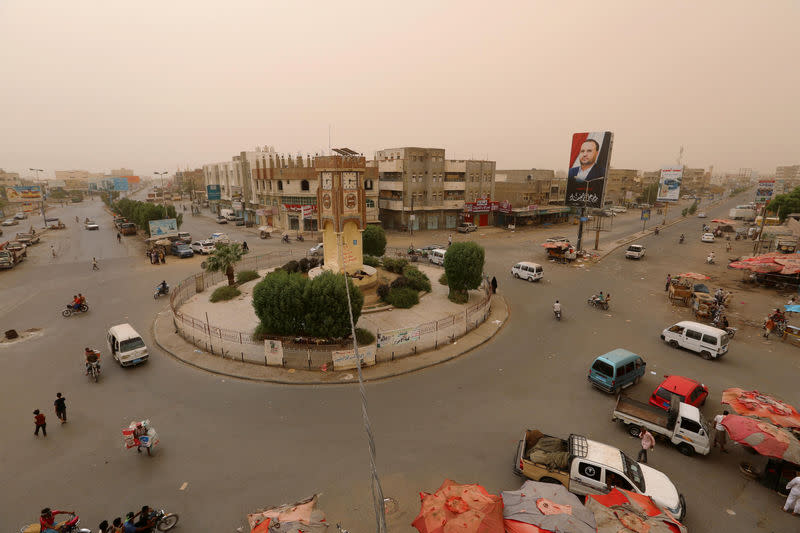 Une vue arienne du port d'Hodeïda, au Yémen. Les forces yéménites soutenues par la coalition formée par l'Arabie saoudite, qui ont lancé il y a trois jours la plus vaste offensive du conflit en direction d'Hodeïda, semblaient vendredi sur le point de s'emparer de son aéroport. /Photo prise le 14 juin 2018/REUTERS/Abduljabbar Zeyad