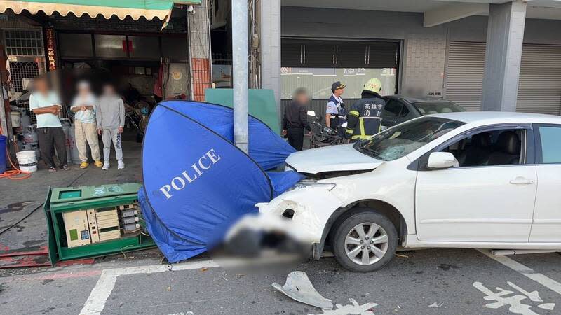 高雄婦人衝撞等紅燈機車，釀成1死6傷意外。（圖／中央社）