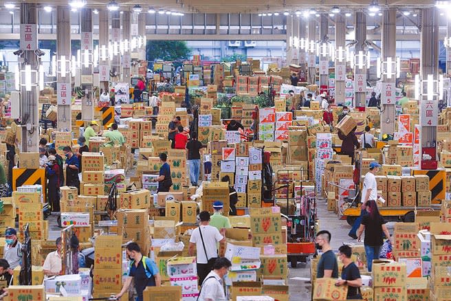 台北農產運銷公司已有上百人確診，北農第一果菜批發市場27日照常交易，台北市決定先採3+4隔離新制，減少衝擊。（黃世麒攝）