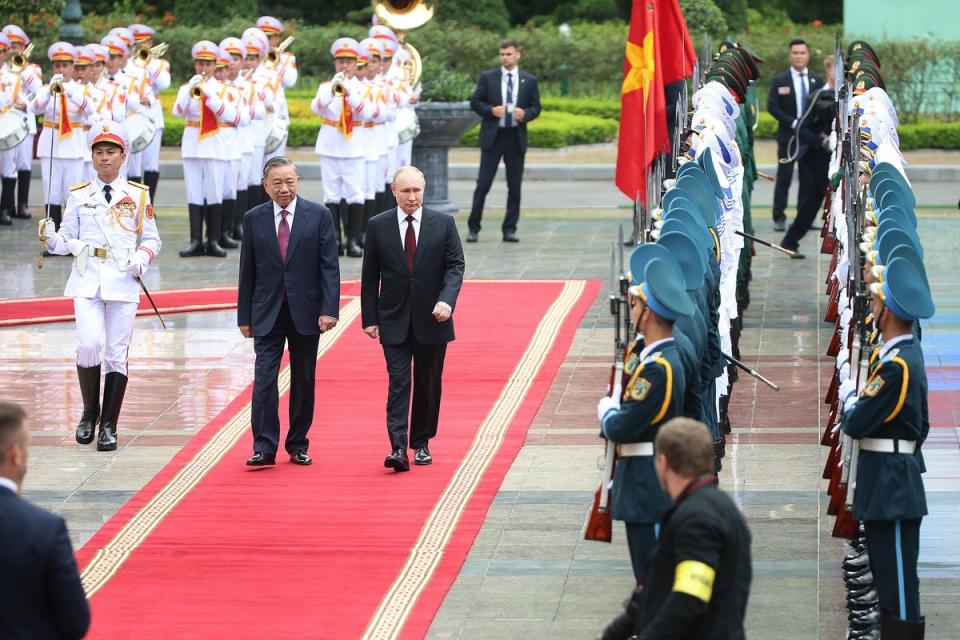 Vietnamese President To Lam (C-L) and his Russian counterpart Vladimir Putin (C-R) review the guard of honor at the Presidential Palace in Hanoi, Vietnam (EPA)