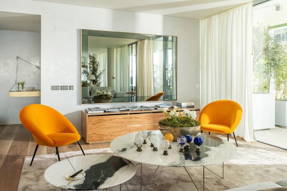 salón contemporáneo con butacas naranjas