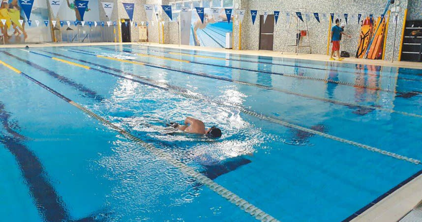 夏天游泳旺季將至，許多游泳池業者陸續開放室內外游泳池供民眾運動使用。圖為民眾游泳示意圖。（圖／陳夢茹攝）