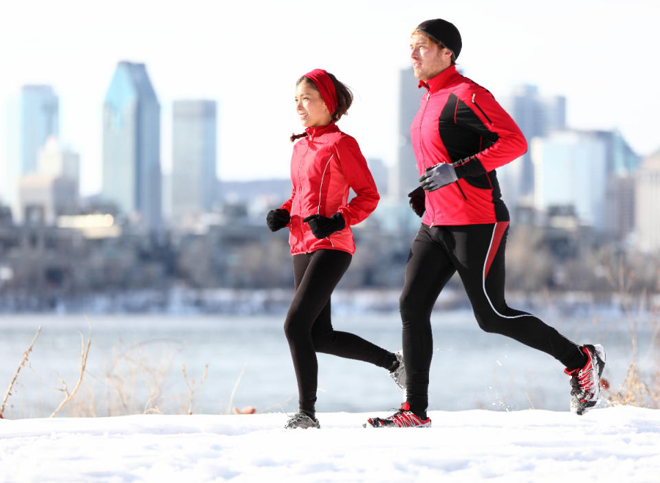 fitness couple winter run, demonstrating how to keep your body healthy during flu season